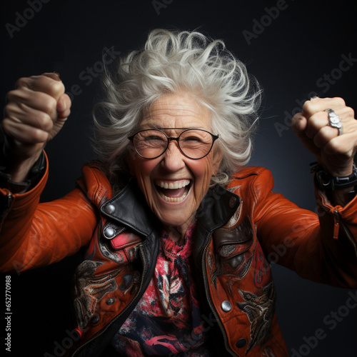 Porträt einer siegessicheren Seniorin photo