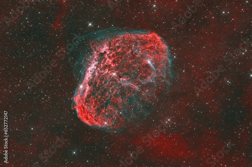 Crescent emission nebula also known in the Cygnus constellation. At the center the star Wolf-Rayet.