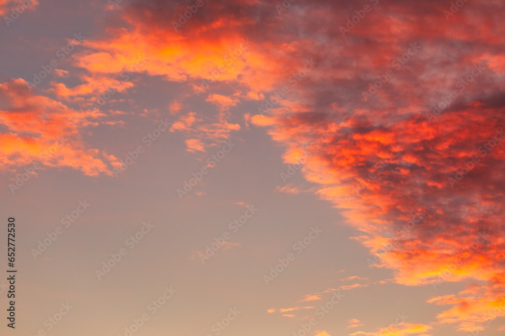 Obraz premium Capturing Sunrise's Elegance: The Luminous Orange Clouds