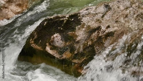 Gebirgsbach in Zeitlupe