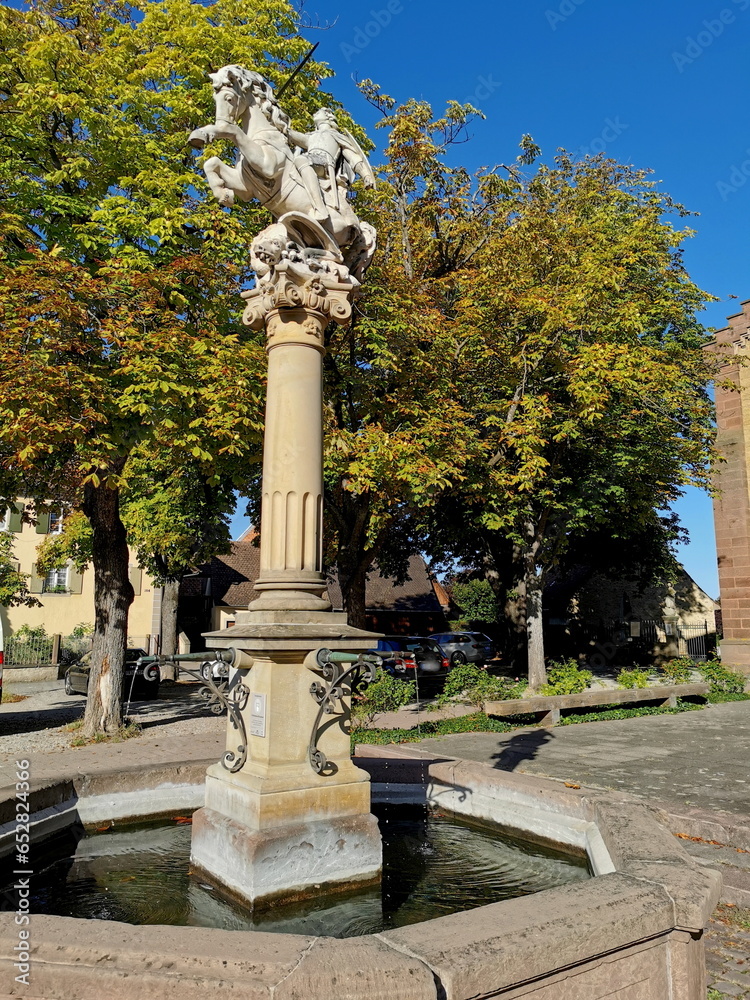 Fototapeta premium Brunnen mit St. Georg Statue in Freiburg