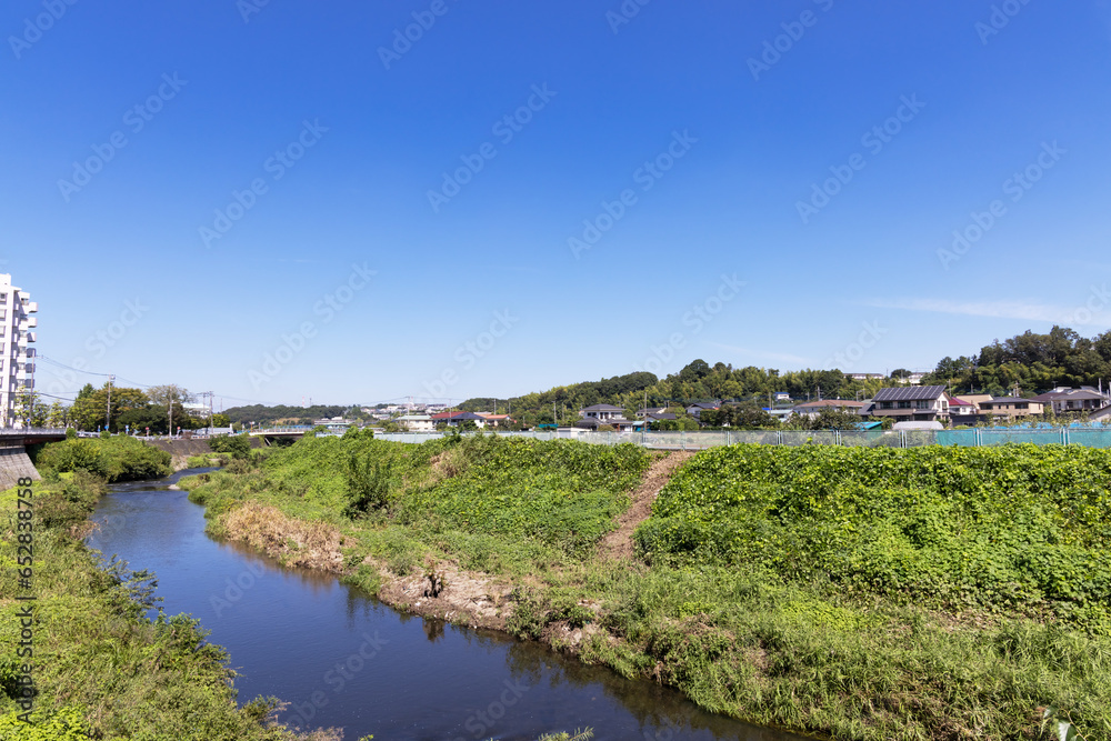 綺麗な青空の横浜郊外の川沿いの景色
