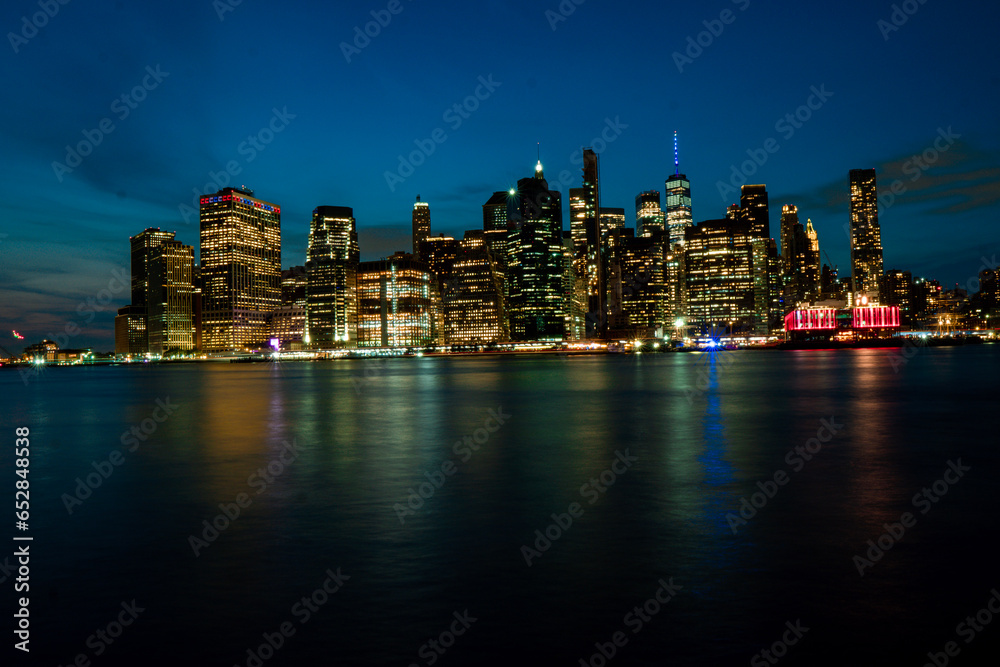 Naklejka premium city skyline at night