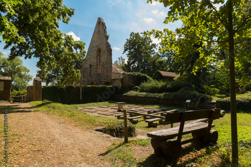 Gräber und Altar Kloster Lindow