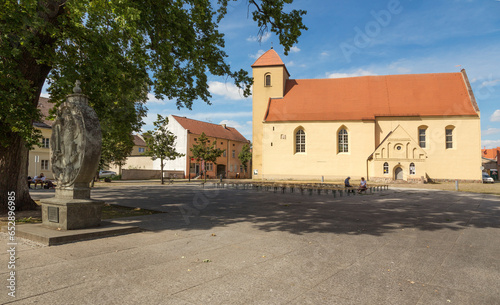 Platz mit Kirche St. Laurenzius