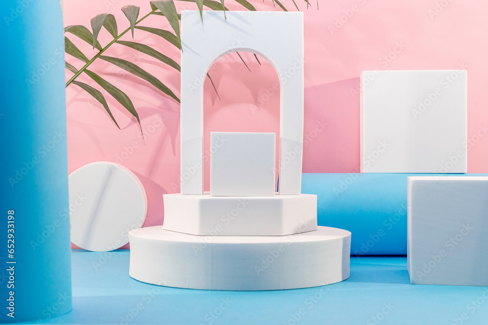 Arrière plan rose avec présentoir pour des produits avec un rendu 3 D. Plate-forme vide avec podium pour cosmétique, bijoux, maquette ou autres objets. Arrière plan rose avec présentoir pour des produits avec un rendu 3 D. Plate-forme vide avec podium pour cosmétique, bijoux, maquette ou autres objets.