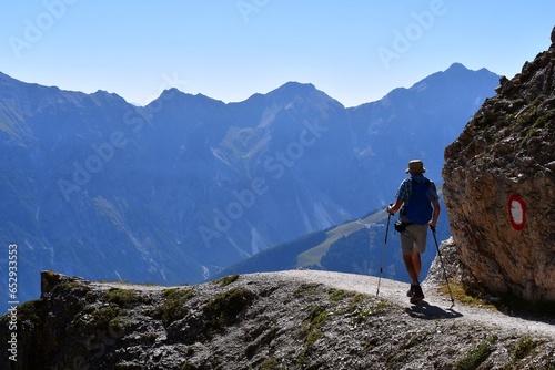 Mann wandert im Stubaital in Tirol 