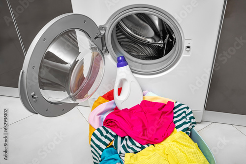 Detergent for washing colored laundry in a washing machine.