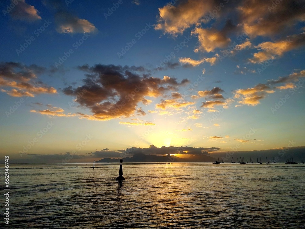 Coucher de soleil sur la mer en Polynésie, Tahiti et Moorea