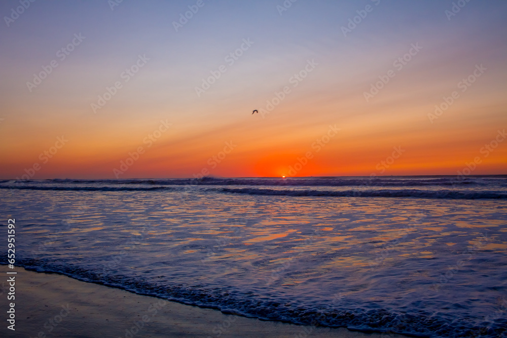 los colores del amanecer en la playa