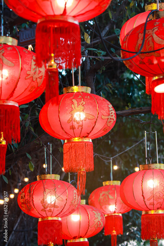 Using traditional Chinese lanterns to decorate the modern shop