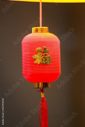 Using traditional Chinese lanterns to decorate the modern shop