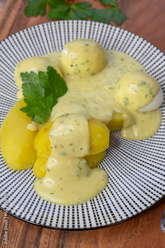 Kartoffeln mit Senfsoße  und gekochten Eiern