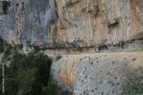 Vire naturelle dans une paroi calcaire surplombant la combe d'Arc et menant à la grotte Chauvet (Gorges de l'Ardèche - France)