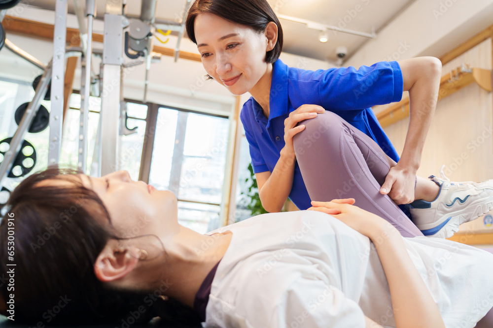 Obraz premium スポーツ整体 足のストレッチをする女性