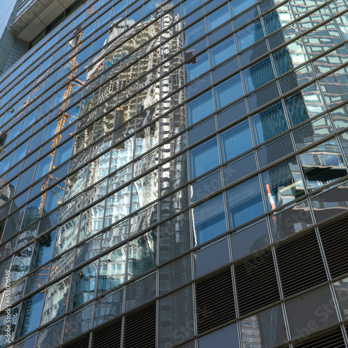 Spiegelung einer Großbaustelle in Hochhaus Fassade photo