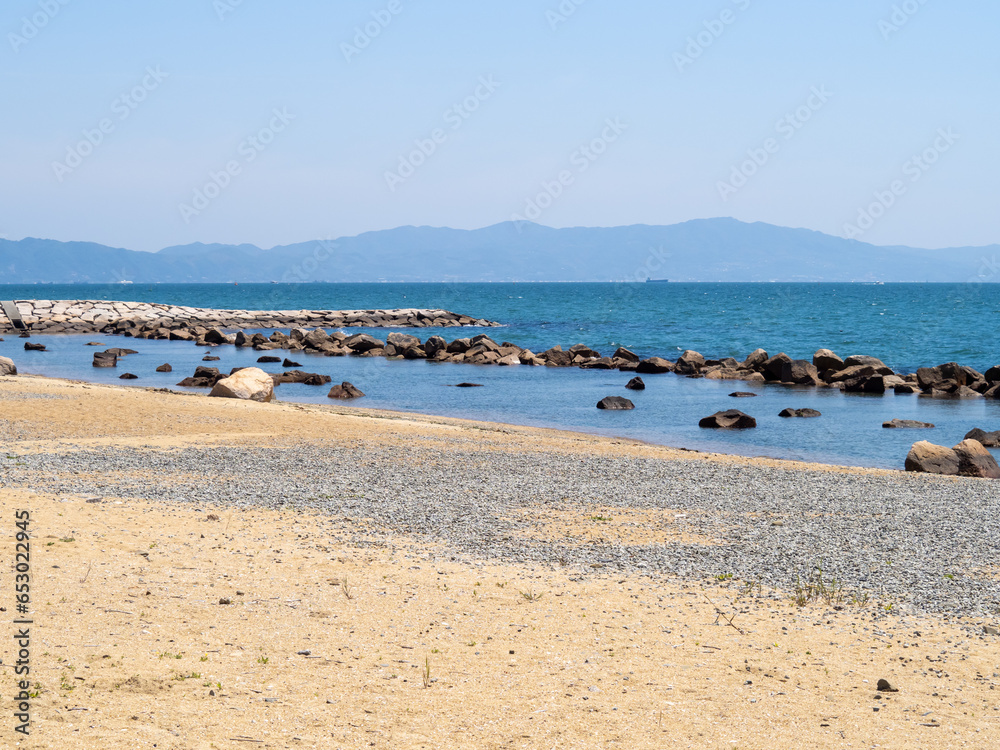 瀬戸内海(播磨灘)の風景。兵庫県明石市内の砂浜海岸。
