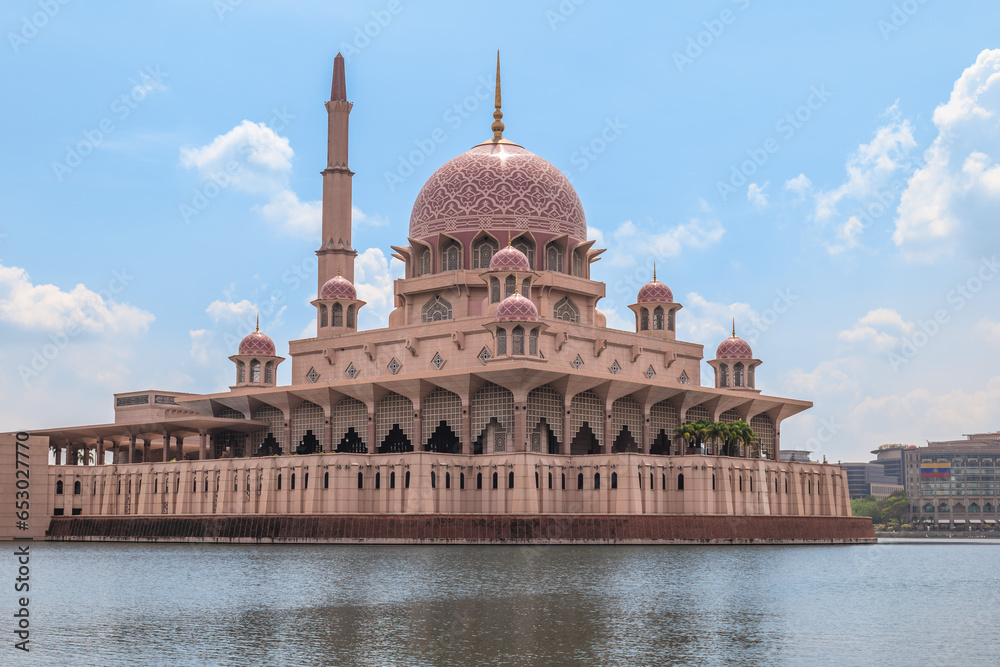 Fototapeta premium Masjid Putra at Dataran Putra in Putrajaya city, malaysia