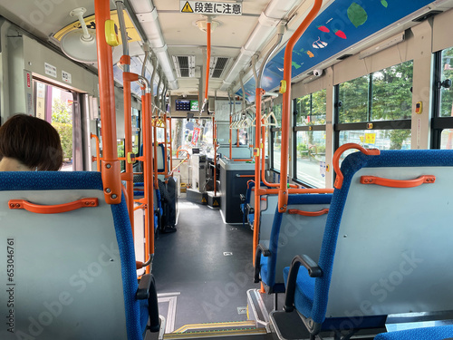 路線バスの車内
