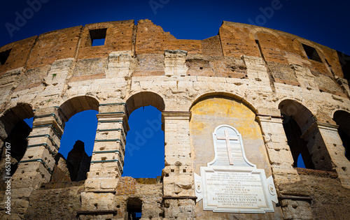 Fotografie Christian Monument on Ancient Colosseum of Rome