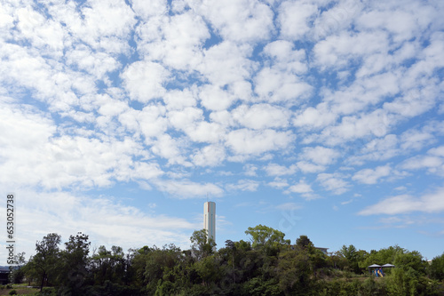 公園の中の塔と空と雲