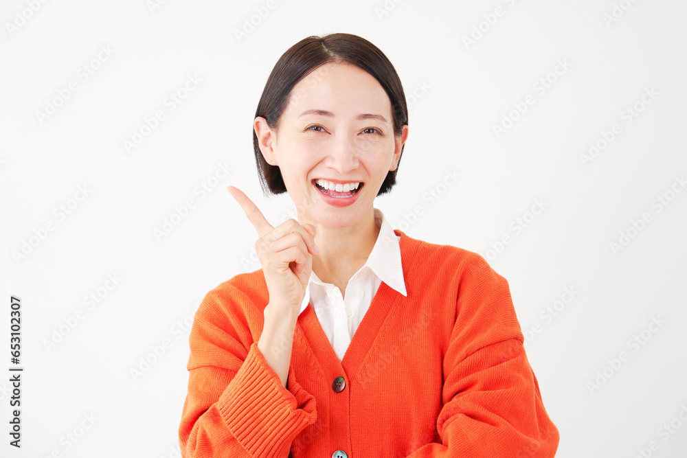 ひらめく女性　白背景