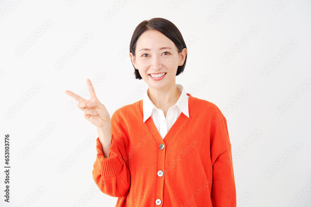 ピースサインをする女性　白背景