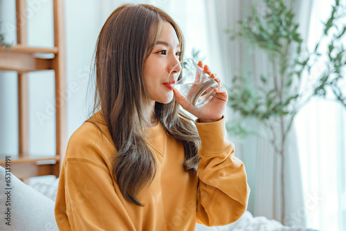 Cuadro en lienzo Asian woman drink water start new day with healthy life habit, Female holding gl
