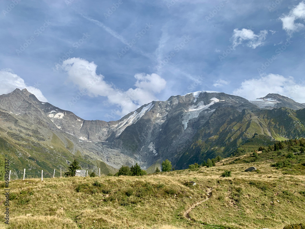 Fototapeta premium Paysage de montagnes sur la première étape du TMB (Dômes de Miage)