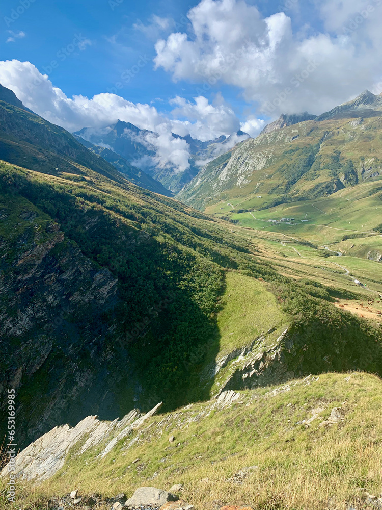 Paysage de Alpes françaises sur le sentier du TMB entre les Chapieux et le col de la Seigne