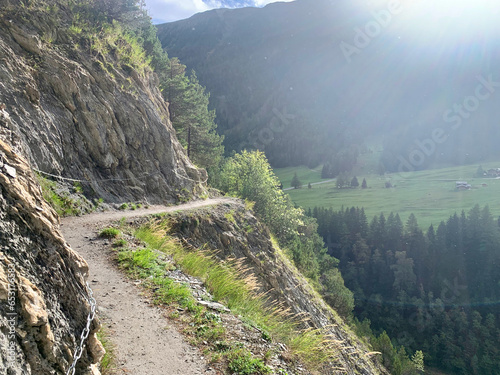 Passage sur une corniche dans les Alpes suisses, TMB