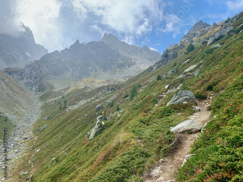 Chemin de randonnée qui mène à la fenêtre d'Arpette dans les Alpes suisses, variante du TMB