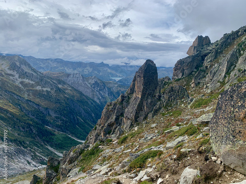 Pic rocheux surplombant la vallée de Trient en Suisse
