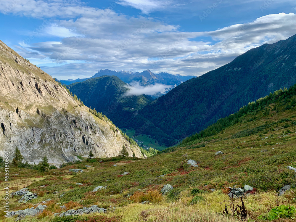 Panorama sur les montagnes suisses depuis le sentier menant au refuge du col de Balme