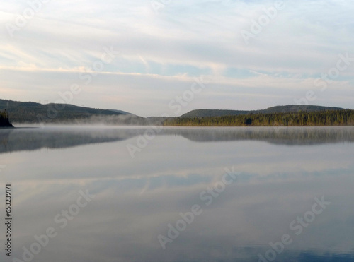 Brume sur le lac dans les montagnes. Quebec  Canada. T  t le matin.