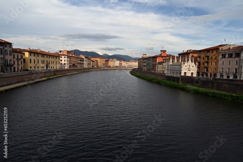 Rive de l'Arno de la ville de Pise avec l'église Sainte Marie de la Spina