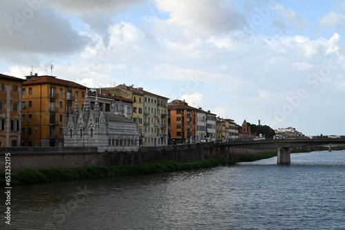 Rive de l'Arno de la ville de Pise avec l'église Sainte Marie de la Spina