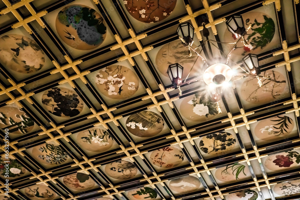 福井 永平寺・傘松閣の天井に描かれた伝統的な日本画と美しい照明の光