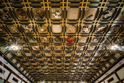 福井 永平寺・傘松閣の天井に描かれた伝統的な日本画と美しい照明の光