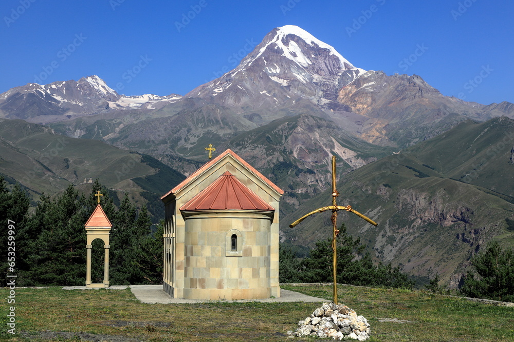 神の聖イグナチオ教会とカズベク山