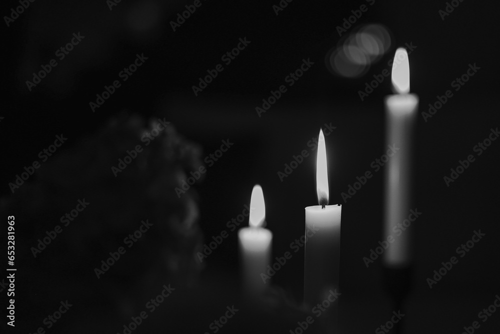 Płomienie świec, wspomnienie wszystkich świętych, 1 listopad. Candle flames, commemoration of all saints, November 1. - obrazy, fototapety, plakaty 