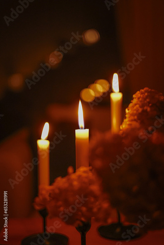 Płomienie świec, wspomnienie wszystkich świętych, 1 listopad. Candle flames, commemoration of all saints, November 1.
