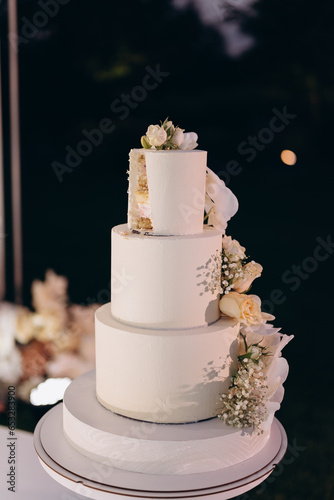 wedding cake with roses