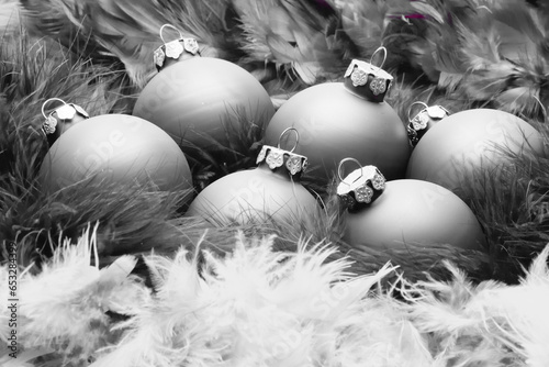 Weihnahchtskugeln dekoriert in eier Federboa