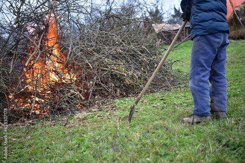 Obraz na płótnie
A gardener burns waste branches in a garden in a village traditionally
w salonie