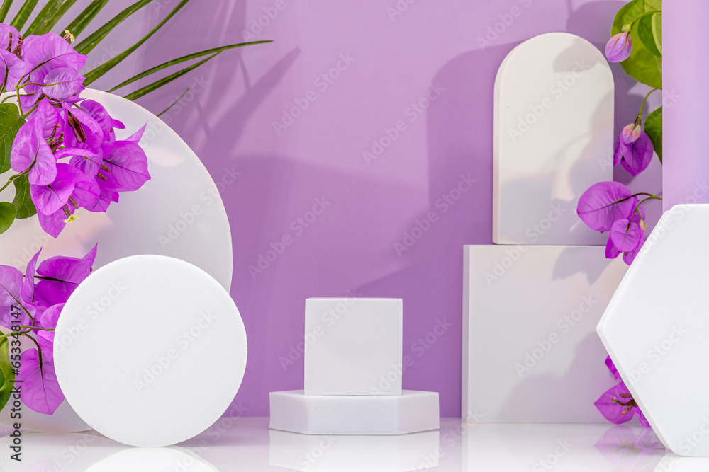 Arrière plan mauve avec présentoir pour des produits avec un rendu 3 D. Plate-forme vide avec podium pour cosmétique, bijoux, maquette ou autres objets. Arrière plan mauve avec présentoir pour des produits avec un rendu 3 D. Plate-forme vide avec podium pour cosmétique, bijoux, maquette ou autres objets.