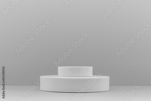 Arrière plan gris avec présentoir pour des produits avec un rendu 3 D. Plate-forme vide avec podium pour cosmétique, bijoux, maquette ou autres objets.