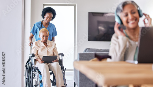 Foto Tablet, wheelchair and assisted living caregiver with a patient in her retirement home for care