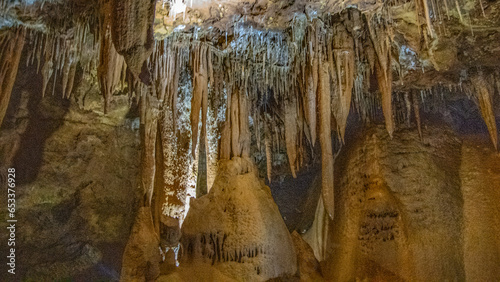 Fotografi Stalactites et stalagmites avec de belles couleurs ocres dans cette grotte de ba
