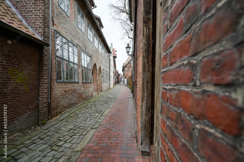 Blick in eine Seitenstraße in der Altstadt von Lüneburg mit Häusern mit Fassaden aus Backstein, Lüneburg, Niedersachsen, Deutschland	
